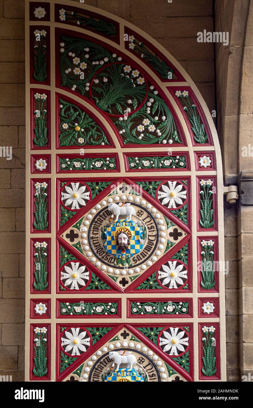 Eingang Süd Tore, das Stück Hall, Halifax. Schmiedeeiserne Rahmen mit gusseisernen Platten Darstellung von Johannes dem Täufer. Stockfoto