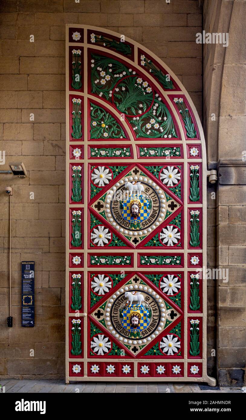 Eingang Süd Tore, das Stück Hall, Halifax. Schmiedeeiserne Rahmen mit gusseisernen Platten Darstellung von Johannes dem Täufer. Stockfoto