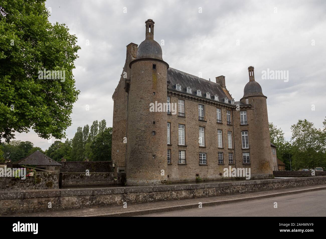 Das Schloss von Flers, heute ein Museum, Orne (Normandie, Frankreich). Wunderschöne mittelalterliche Architektur. Wide-angle shot Dieses historisches Denkmal. Dezember 2019 Stockfoto