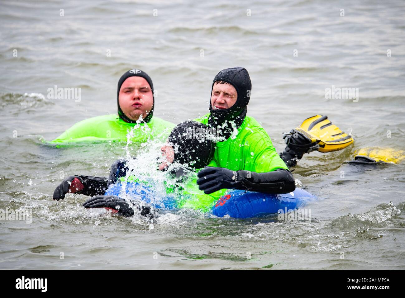 Mainz, Deutschland. 31 Dez, 2019. Taucher Planschen im Rhein, in dem es um die 7 Grad kalt. Auf der 49. baden-off der Mainzer Feuerwehr, rund 150 Taucher aus dem gesamten Rhein-Main-Gebiet ging auf der fast zwei Kilometer langen Strecke in den Rhein, nach Angaben der Veranstalter. Mit dieser Veranstaltung, die Mainzer Feuerwehr will die Aufmerksamkeit auf die besondere Aufgabe der Wasserrettung der Feuerwehr zu zeichnen. Credit: Andreas Arnold/dpa/Alamy leben Nachrichten Stockfoto