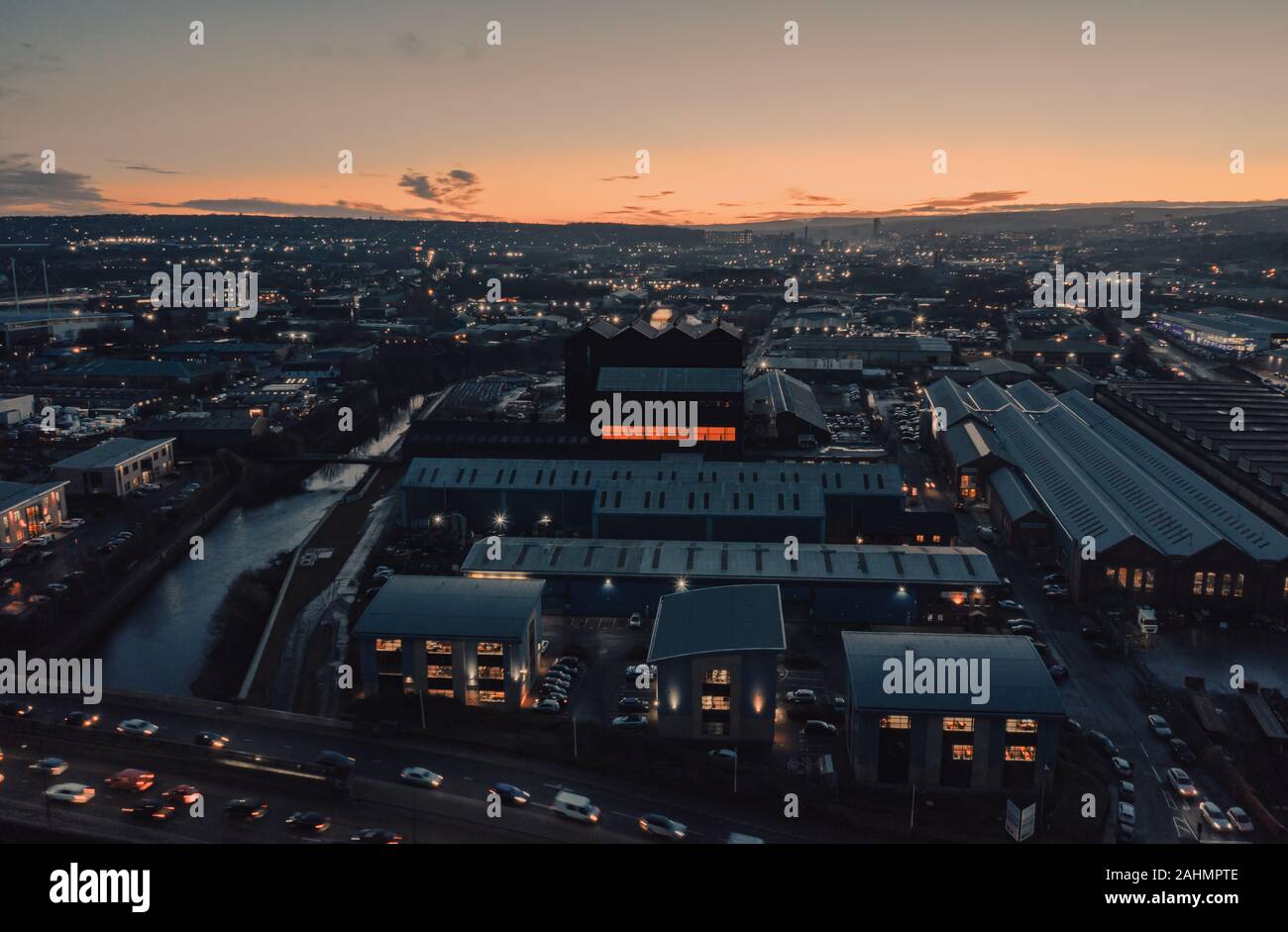 Industrielle Sheffield City Luftbild bei Sonnenuntergang, Lagerhäuser und Fabriken Stockfoto