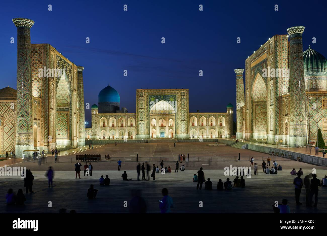 Beleuchtete berühmten Registan von Samarkand, Usbekistan, in Zentralasien Stockfoto