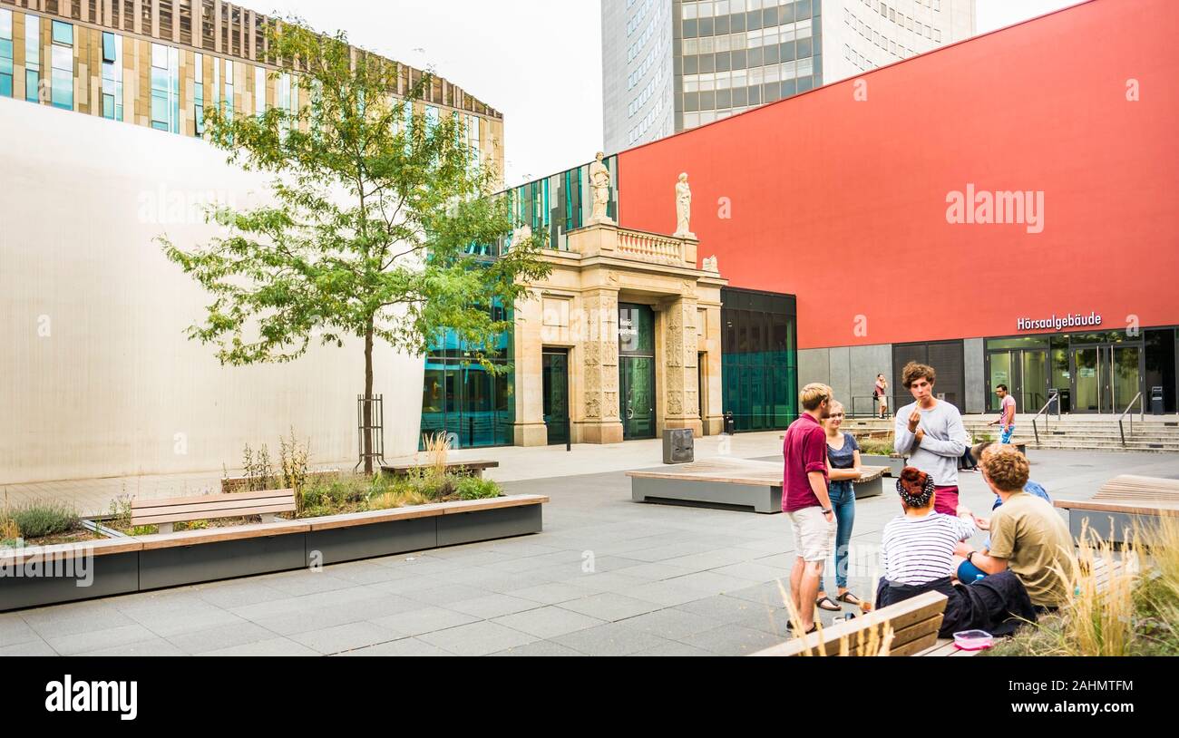Studenten im Innenhof der Universität Leipzig neue Campus Stockfoto