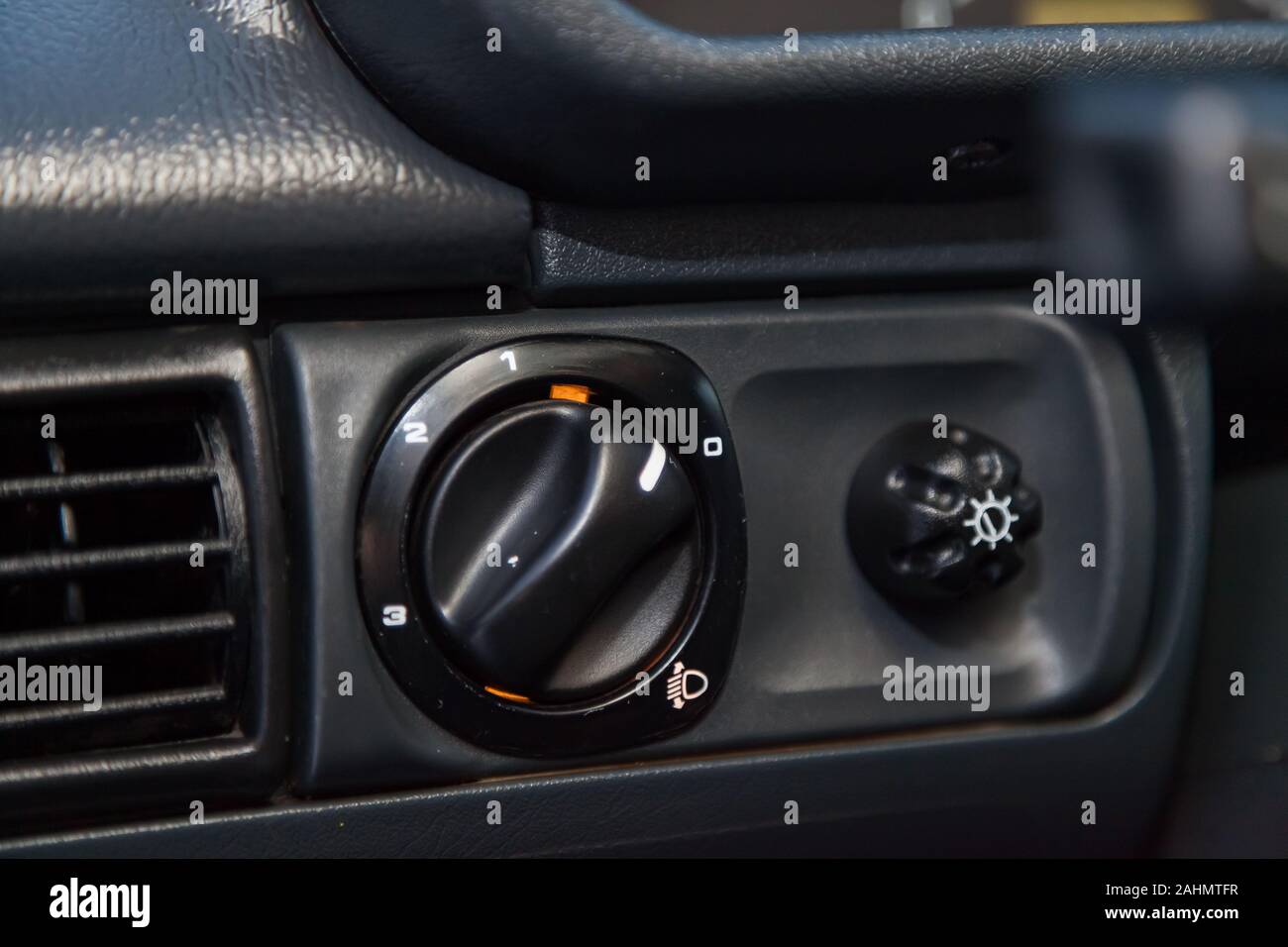 Close-up auf der Scheinwerferschalter Steuerungstasten und automatische  Anpassung der Level Dashboard in retro altes Auto in der Werkstatt. Auto  Service in Stockfotografie - Alamy
