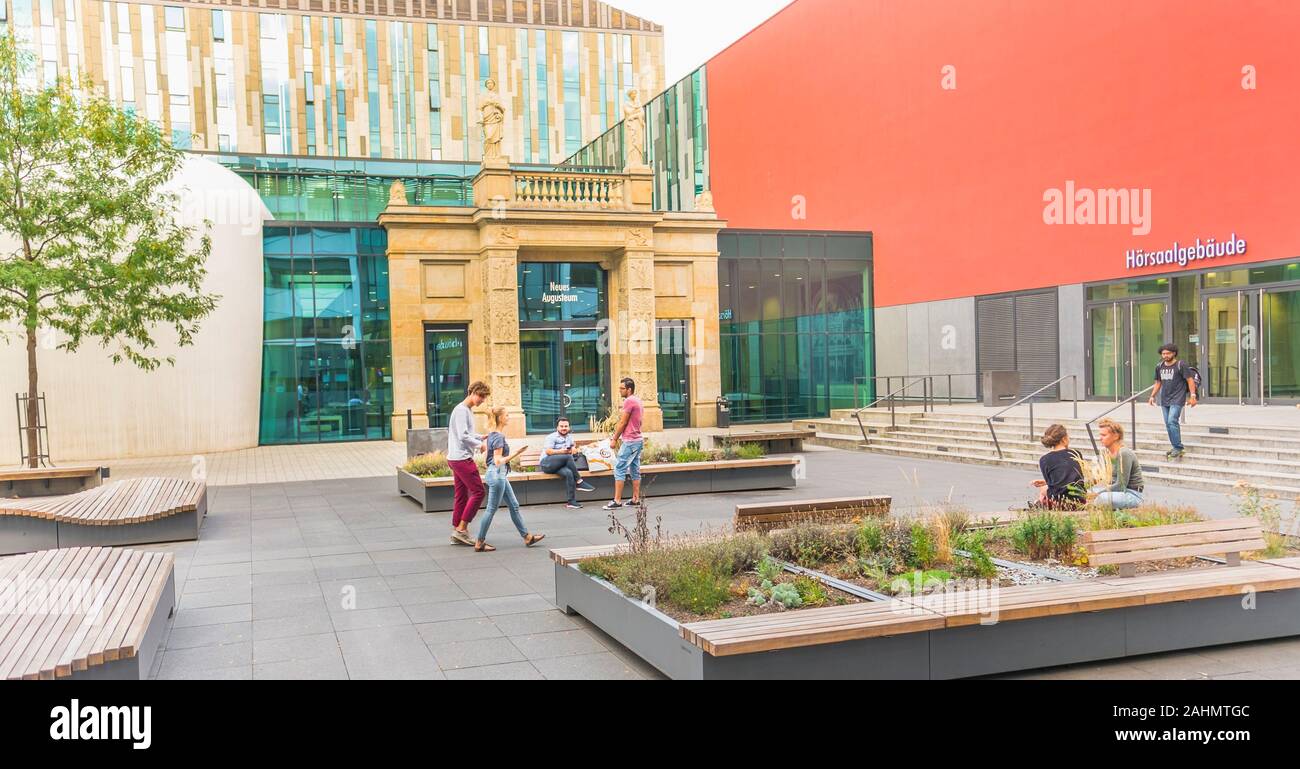 Studenten im Innenhof der Universität Leipzig neue Campus Stockfoto