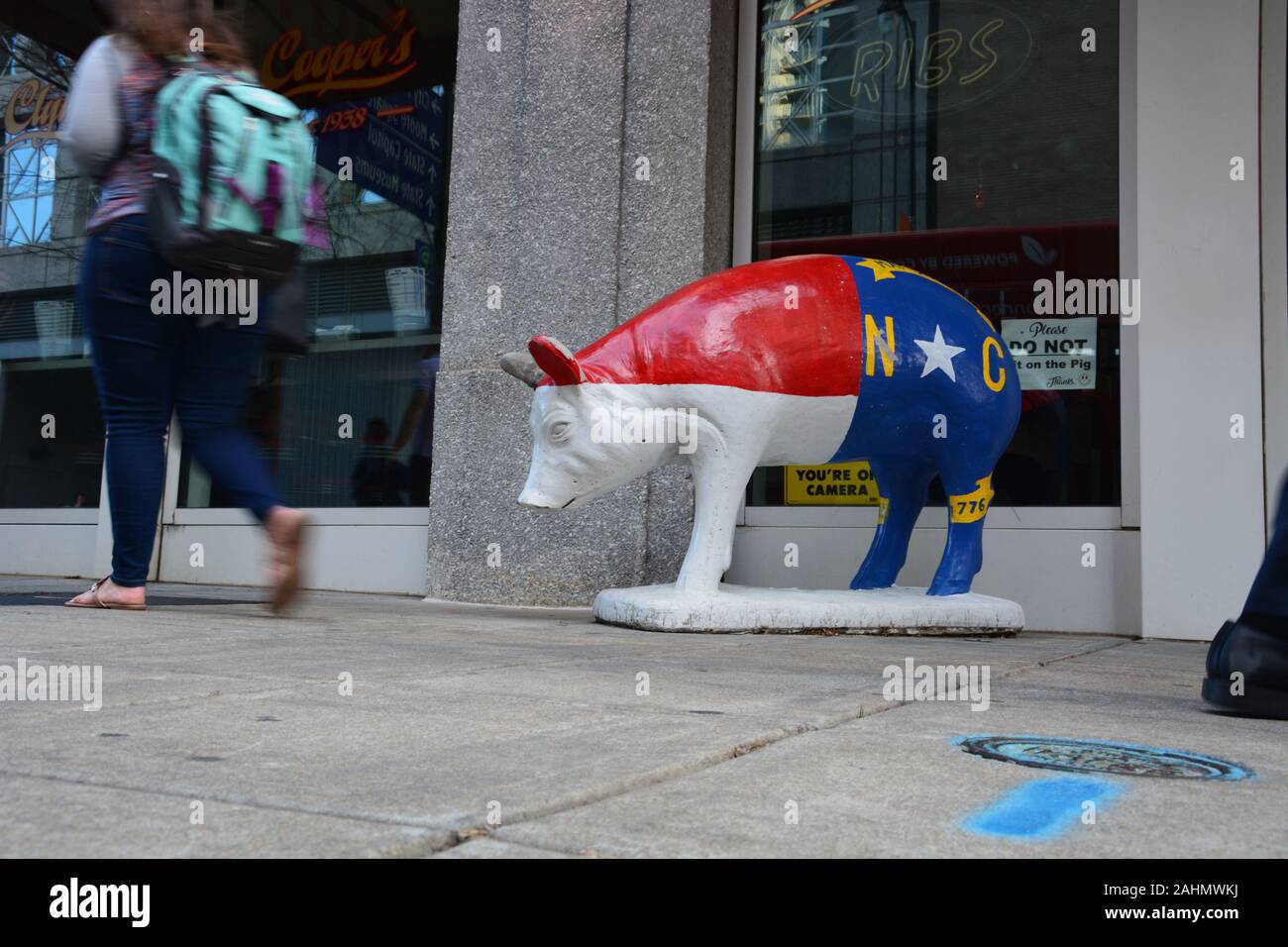 Ein Schwein in der Flagge von Nord-carolina außerhalb einer Downtown BBQ shack in Raleigh, North Carolina gemalt. Stockfoto