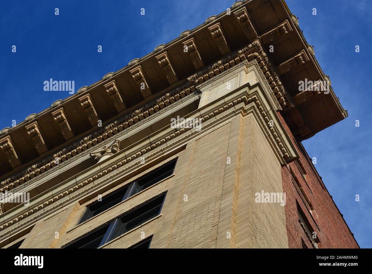 Das Gesims zu einem historischen Gebäude in der Innenstadt von Raleigh, North Carolina. Stockfoto