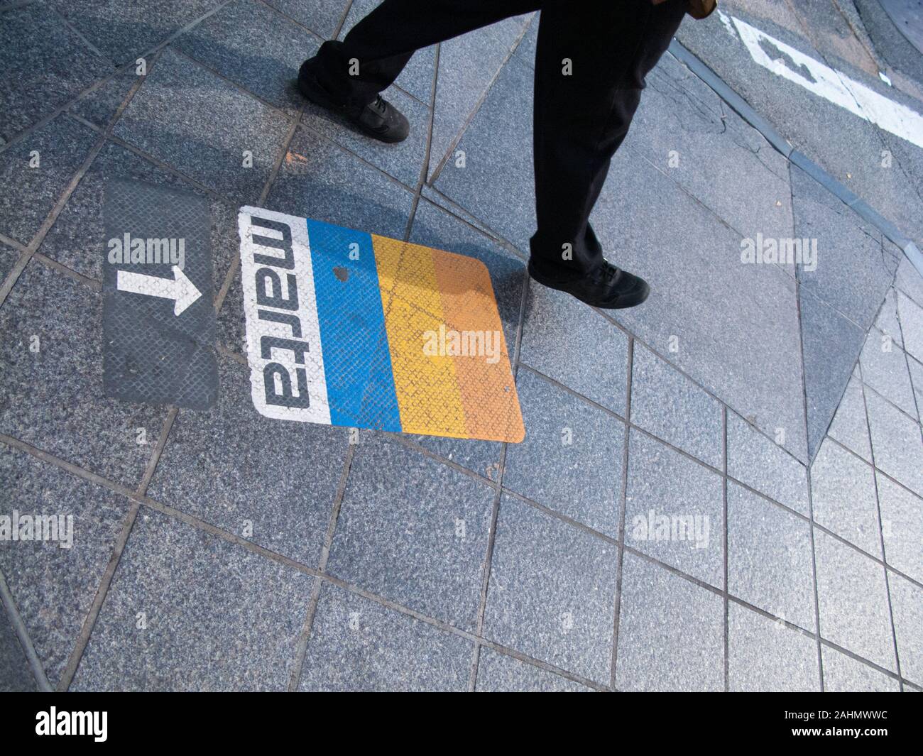 ATLANTA - November 16, 2009: Zwei Füße gehen über eine MARTA Schild auf dem Bürgersteig, die auf den nächsten Bahnhof. Stockfoto