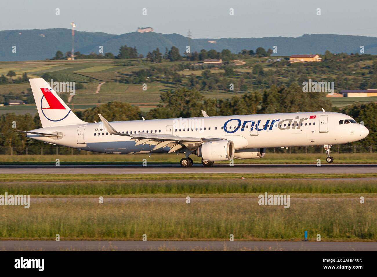 Stuttgart, Deutschland - Juni 8, 2019: Onur Air Airbus A321 Neo Flugzeug am Flughafen Stuttgart (STR) in Deutschland. Airbus ist ein Hersteller von Flugzeugen von Tou Stockfoto