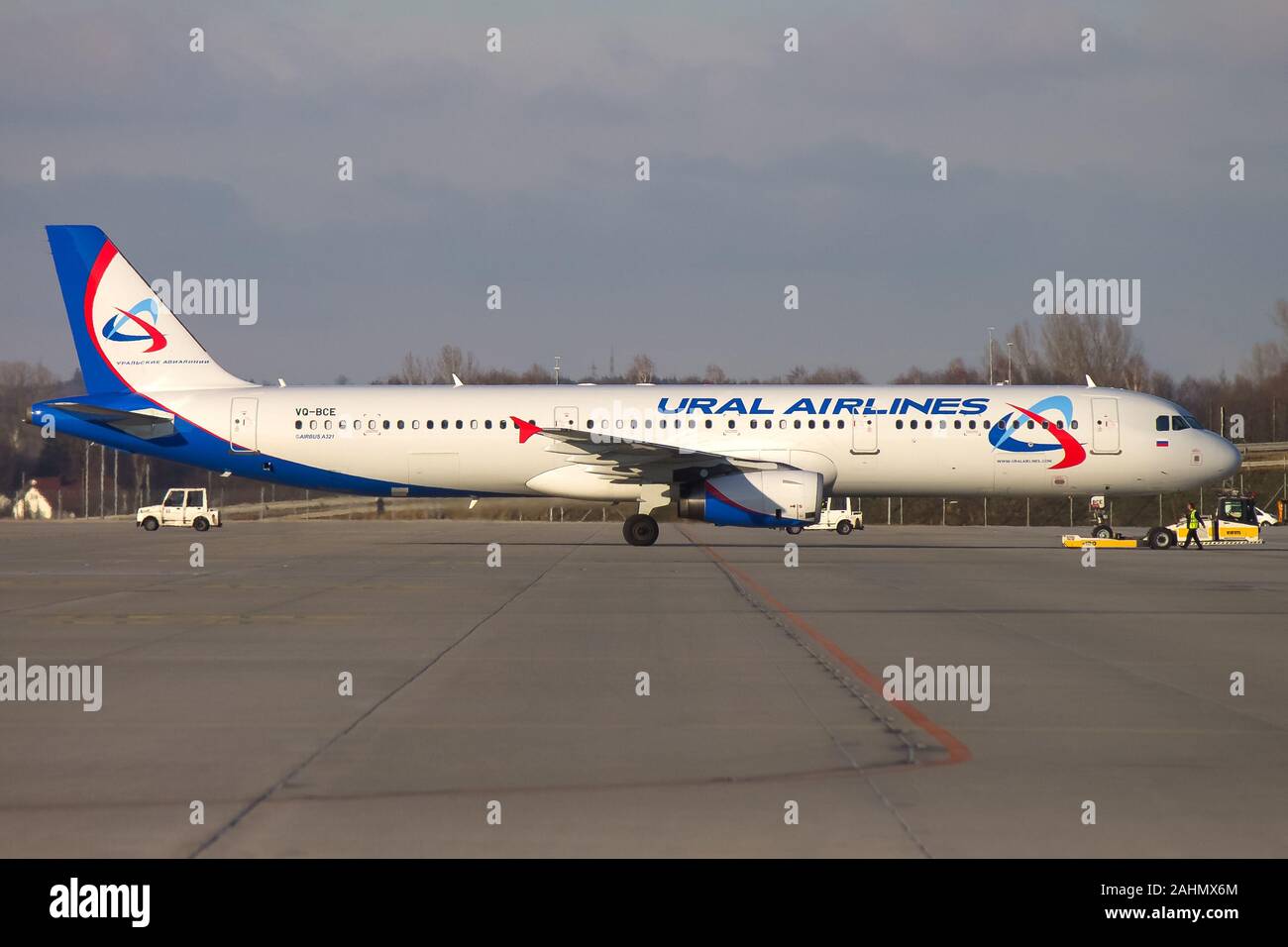 München, Deutschland - 6. Januar 2019: Ural Airlines Airbus A321 Flugzeug am Flughafen München (MUC) in Deutschland. Airbus ist ein Hersteller von Flugzeugen von Toul Stockfoto