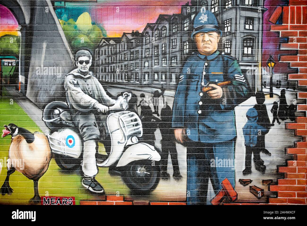 Manchester artist Kelzo großes Wandgemälde im Collyhurst Darstellung einige der Bereiche Geschichte. Sergeant Alf Foster bekannt als Scarface Stockfoto