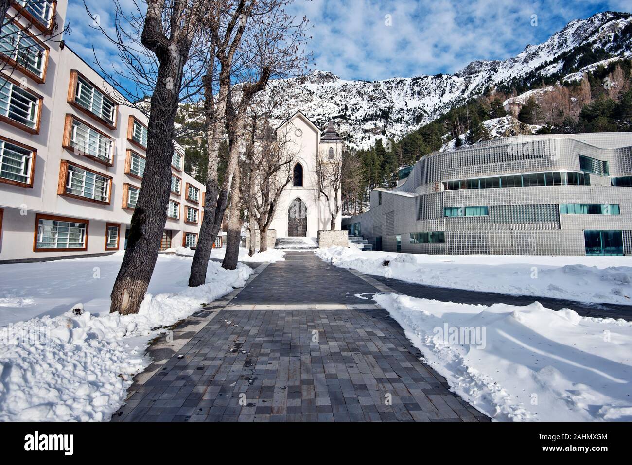 Winter Bild der Kurort Balneario de Panticosa in den spanischen Pyrenäen, ist die Kirche in der Mitte, der SPA Komplex befindet sich an der rechten und der Wohn buil Stockfoto