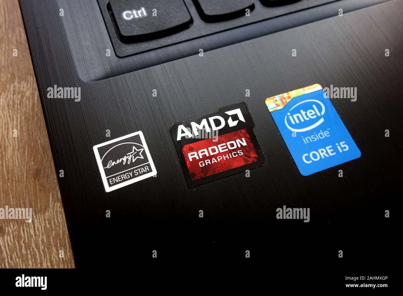 Personal Computer mit Aufkleber: Energy Star, AMD Radeon Grafikkarte und Intel  Core i5 Stockfotografie - Alamy