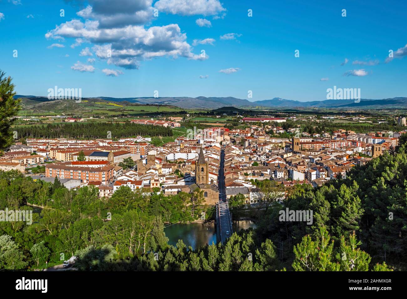 Panorama von sangüesa Stadt im spanischen Navarra. Aragon Flusses und der Stadt Eingang über die Brücke sind im Vordergrund Stockfoto