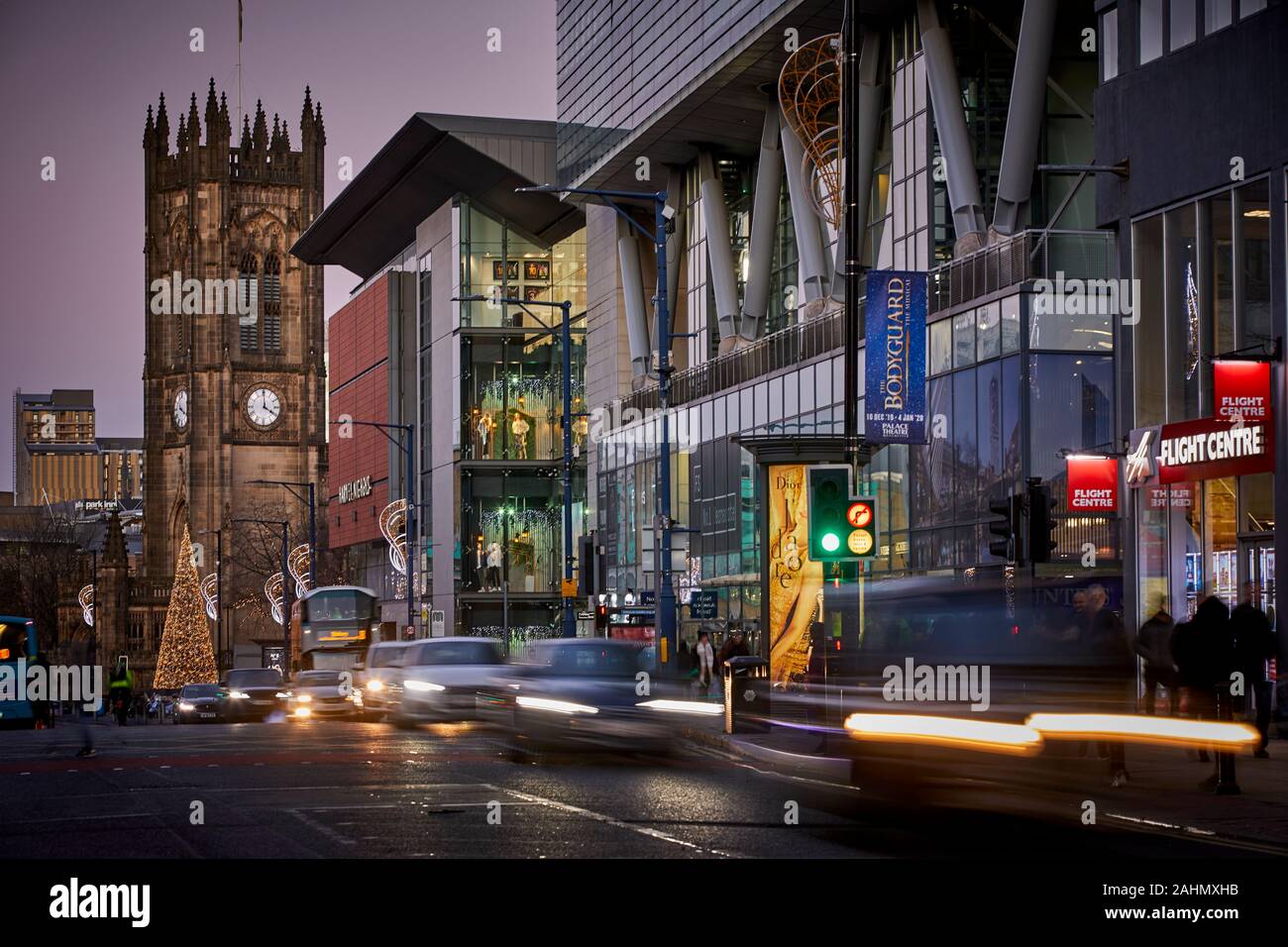 Der Kathedrale von Manchester nach unten Deansgate Vergangenheit Kaufhaus Harvey Nichols Stockfoto