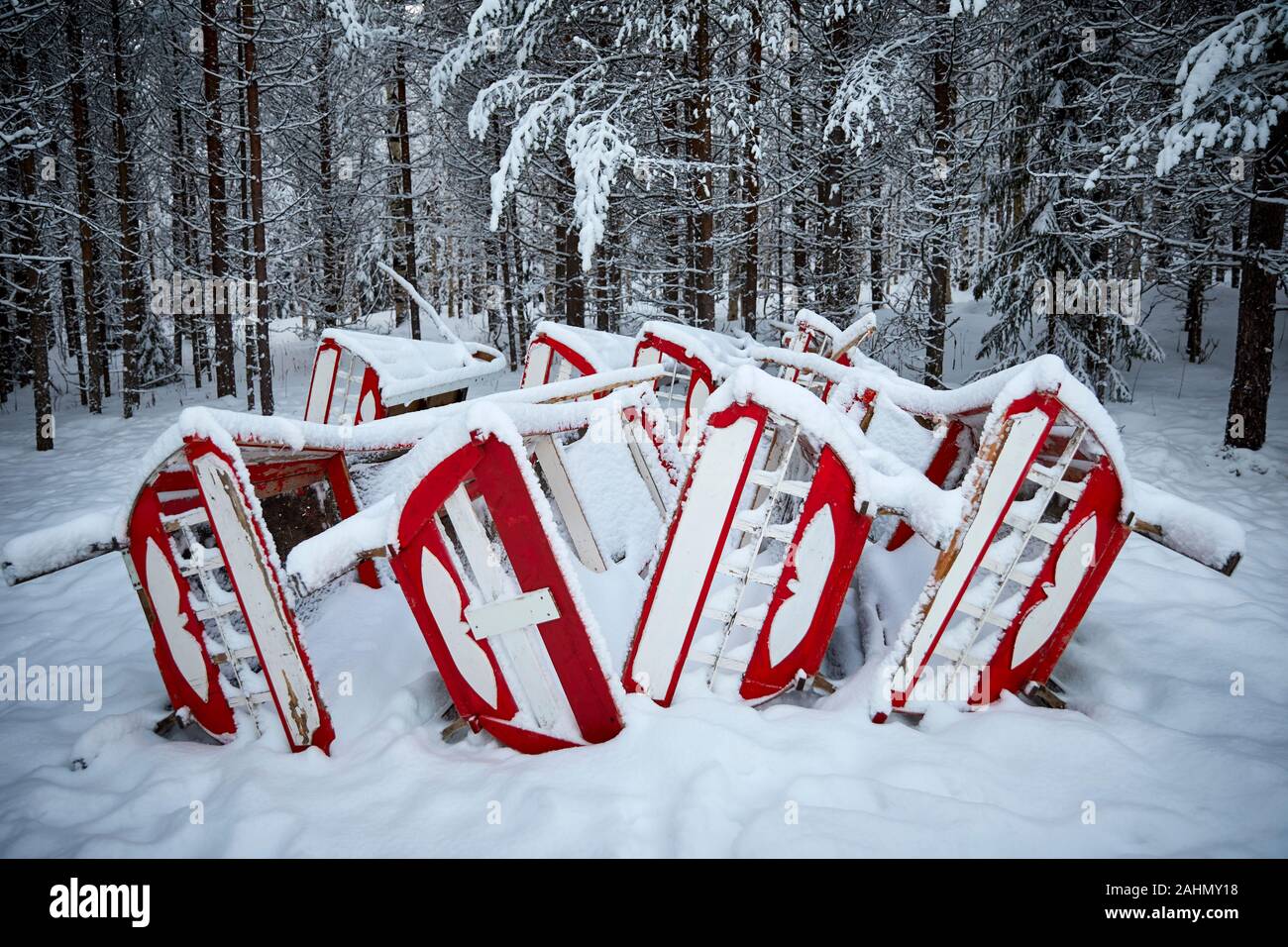 Finnische Rovaniemi eine Stadt in Finnland und der Region Lappland Santa Park Wald, Schnee bedeckte hölzerne Schlitten Stockfoto