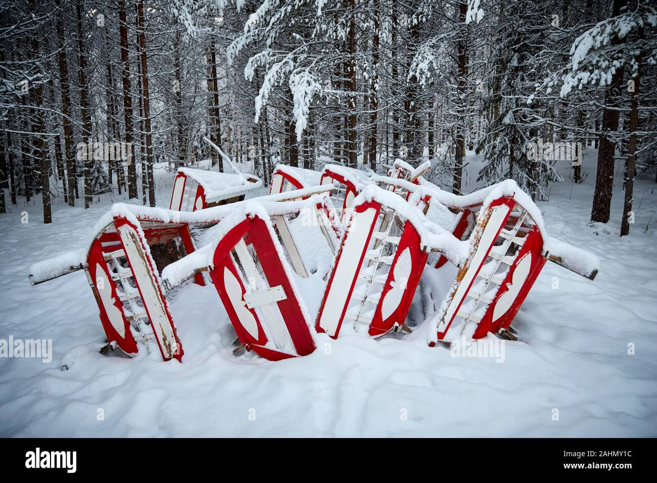 Finnische Rovaniemi eine Stadt in Finnland und der Region Lappland Santa Park Wald, Schnee bedeckte hölzerne Schlitten Stockfoto