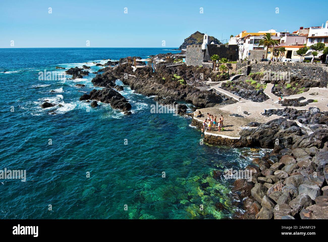 Garachico, Teneriffa, Spanien, 22. Juni 2015. Garachico Dorf und natürlichen Pools mit vulkanischen Ablagerungen gebildet, Kanarische Inseln Stockfoto