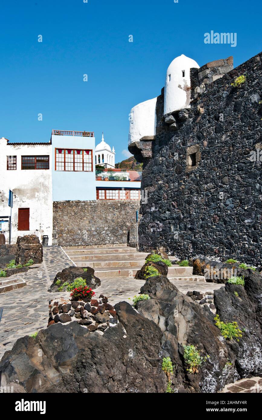 Garachico und Blick auf das Dorf von der Küste, die Mauer von Castillo San-Miguel im rechten vulkanischen Ablagerungen sind im Vordergrund, Teneriffa, Kanarische Inseln, Spanien Stockfoto