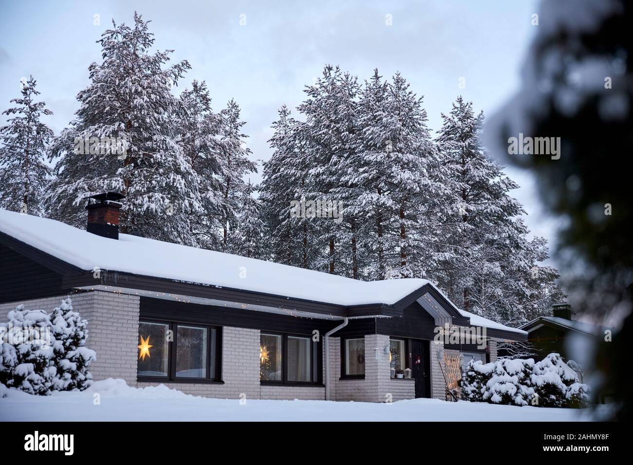 Finnische Rovaniemi eine Stadt in Finnland und der Region Lappland typische Häuser im Wald Stockfoto