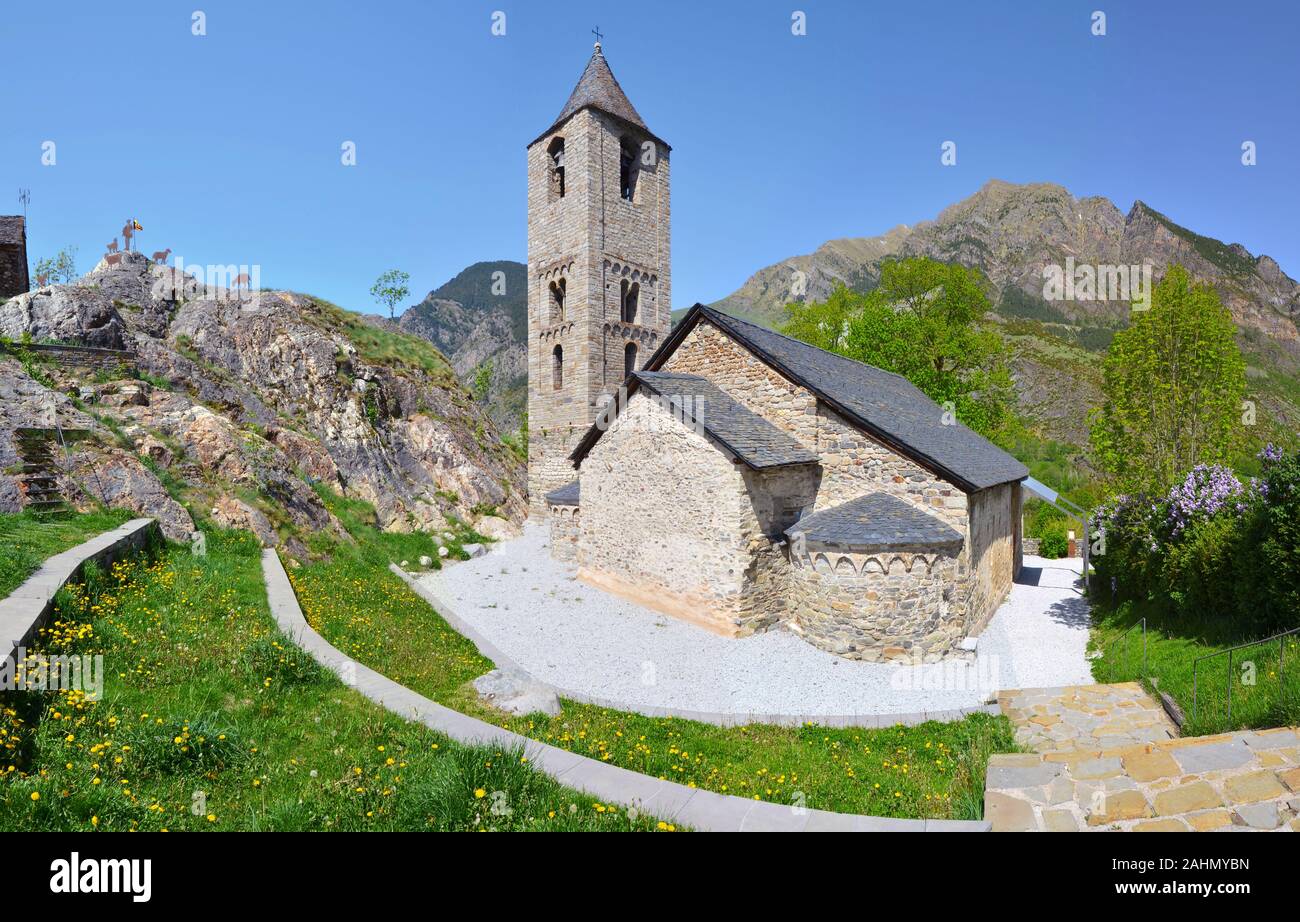 Sant Joan de Boi Kirche im Tal von Boi, der sich aus der Glockenturm des lombardischen Stil und drei Schiffe mit Stein Hedge. Lleida, Spanien, UNESCO Stockfoto