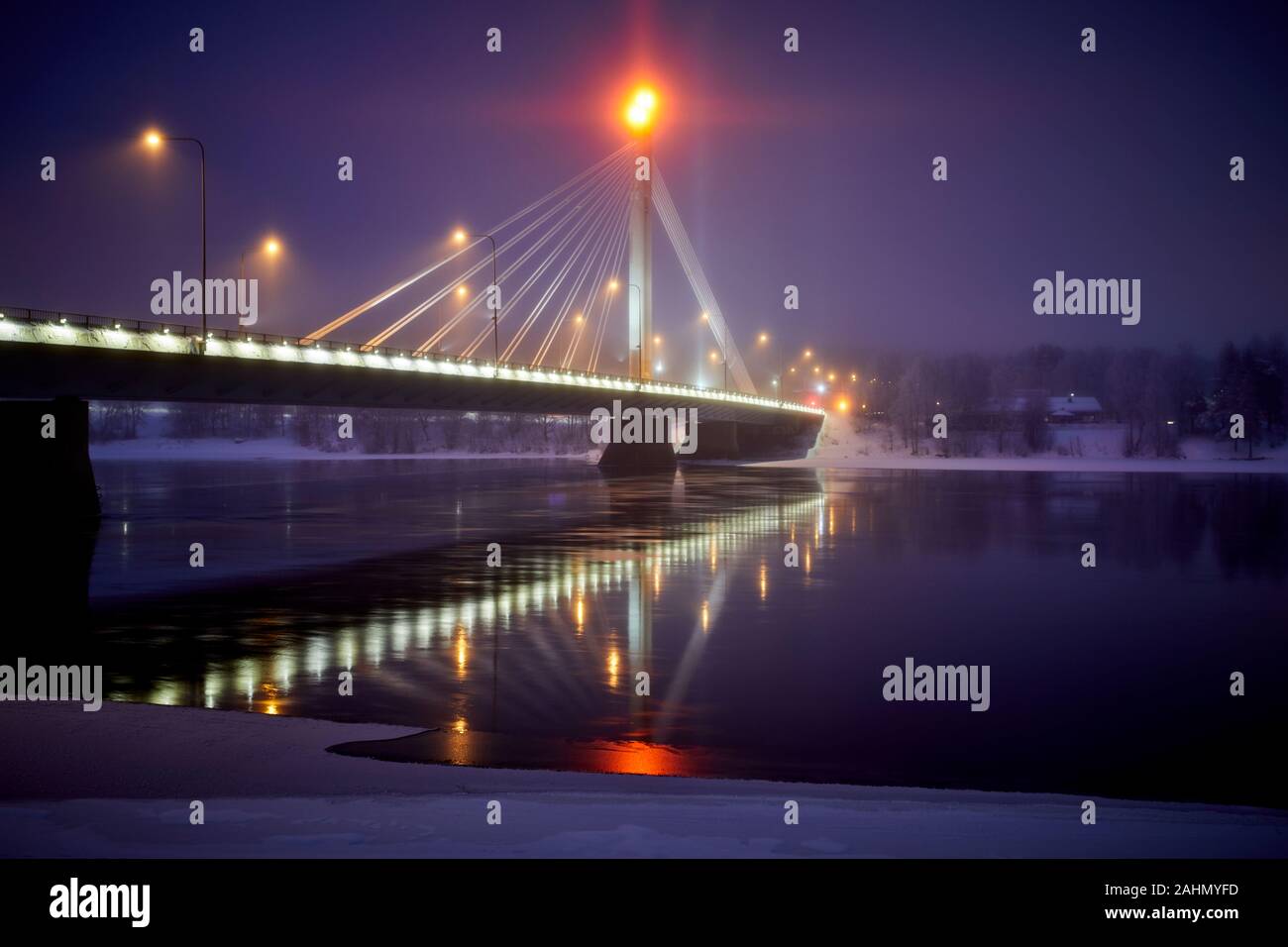 Finnische Rovaniemi eine Stadt in Finnland und der Region Lappland, Sehenswürdigkeiten Jätkänkynttilä oder Holzfäller Kerze Brücke über Fluss Kemijoki Stockfoto