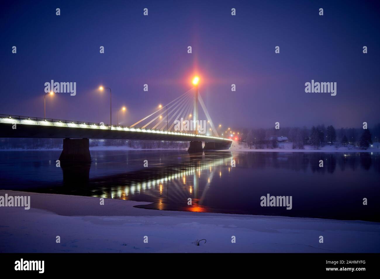 Finnische Rovaniemi eine Stadt in Finnland und der Region Lappland, Sehenswürdigkeiten Jätkänkynttilä oder Holzfäller Kerze Brücke über Fluss Kemijoki Stockfoto