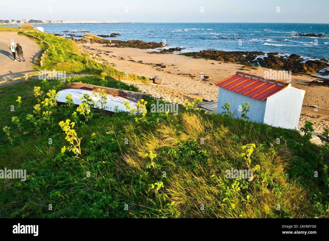 Dune Küste im Norden Insel Yeu mit felsigen und sandigen Strand, der zu Fuß vorbei am links ist und die Fisher's zurück Haus, das Boot und die Grünen veg Stockfoto