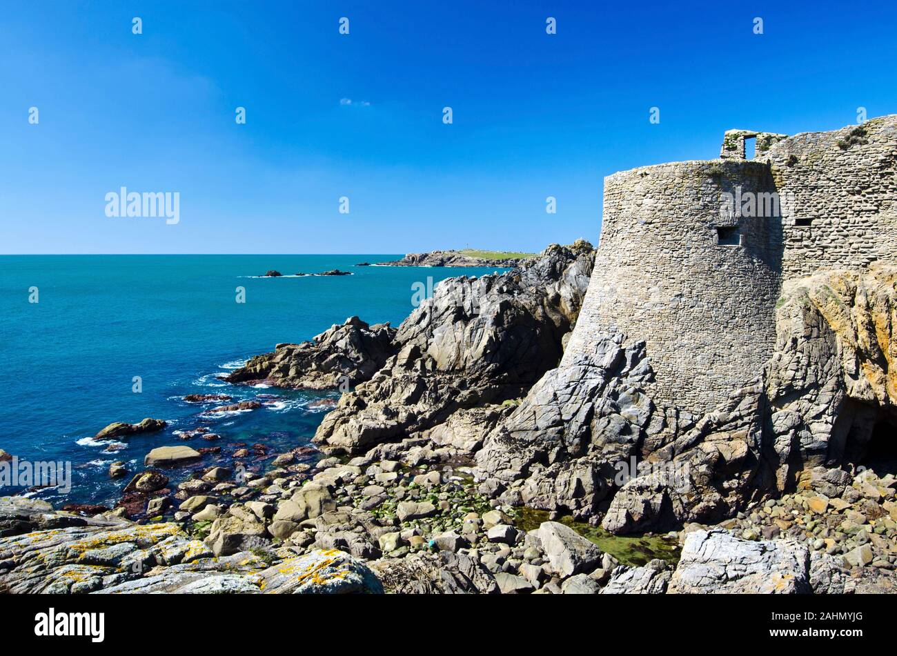 Die Ruinen der alten mittelalterlichen Burg der Insel von Yeu machen einen Teil der wilden Küste im Süden der Insel Yeu, Atlantik ist an der linken Hintergrund. Frankreich, Ve Stockfoto