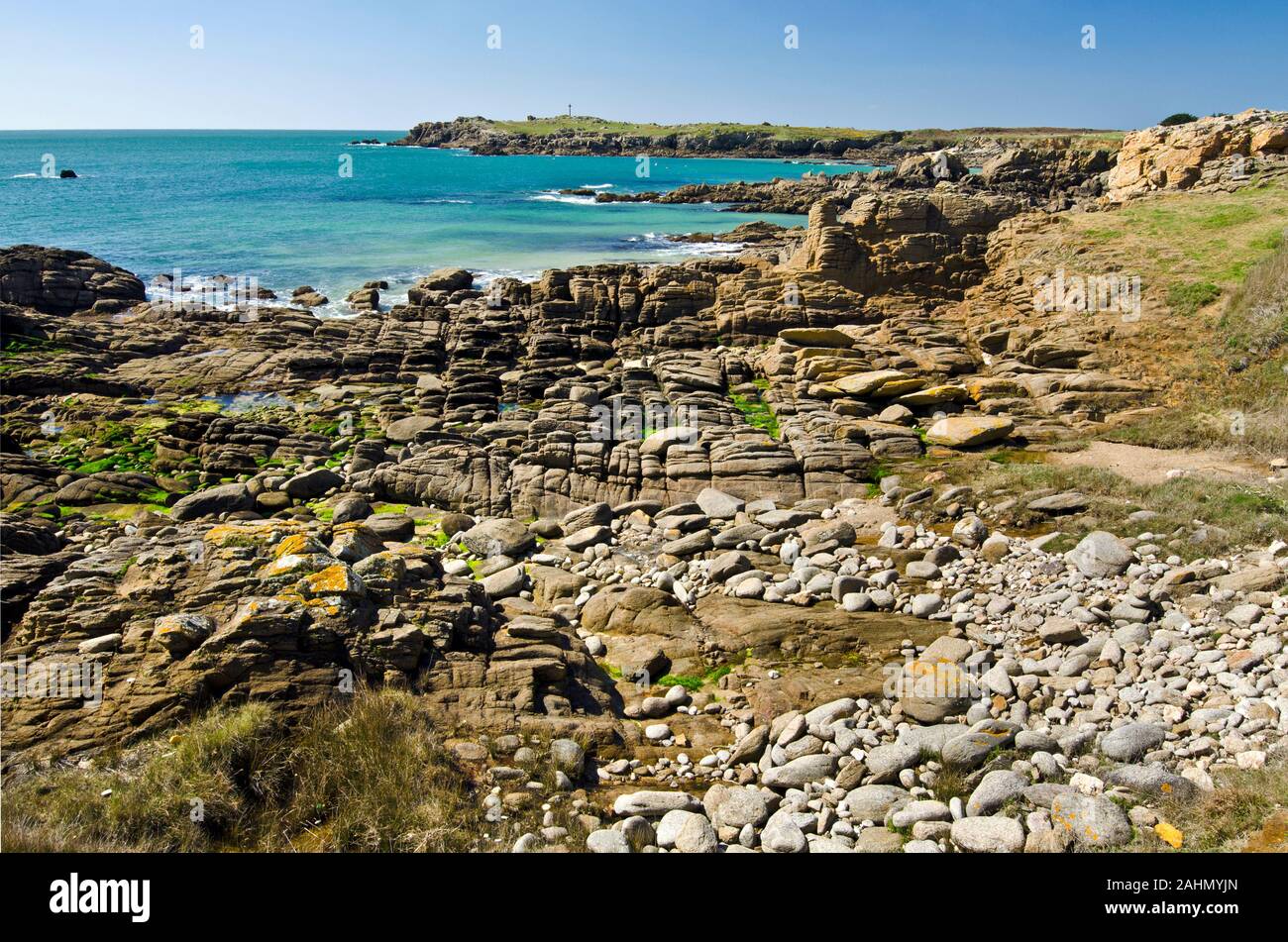 Es ist die Landschaft der wilden felsigen Küste im Südosten der Insel Yeu mit strukturierter Steine im Vordergrund. Frankreich, Vendee, Pay de la Loire Stockfoto