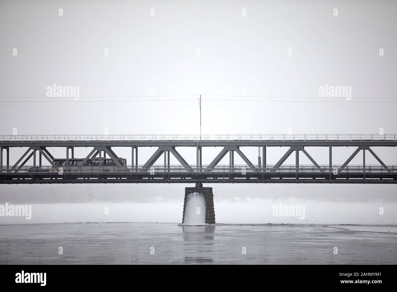 Finnische Rovaniemi eine Stadt in Finnland und der Region Lappland, ounaskoski Eisenbahnbrücke kombinierte Straßen- und Eisenbahnbrücke überspannt den Fluss Kemijoki Stockfoto