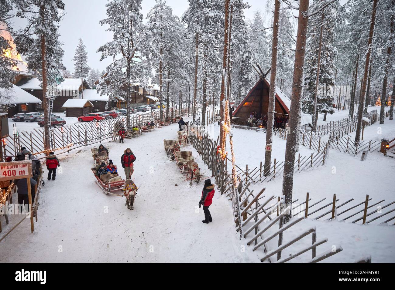Finnische Rovaniemi eine Stadt in Finnland und der Region Lappland, Santa Claus Village: Die magische Polarkreis, Raindeer Fahrten Kreuz Stockfoto