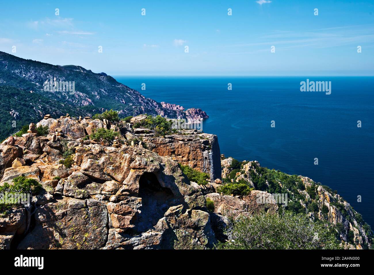 Calanques de Piana in Korsika gesehen über Capu Ghineparu, magmatischen Gesteinen entlang der Mittelmeer Küste, Porto, Corse-du-Sud, Frankreich Stockfoto