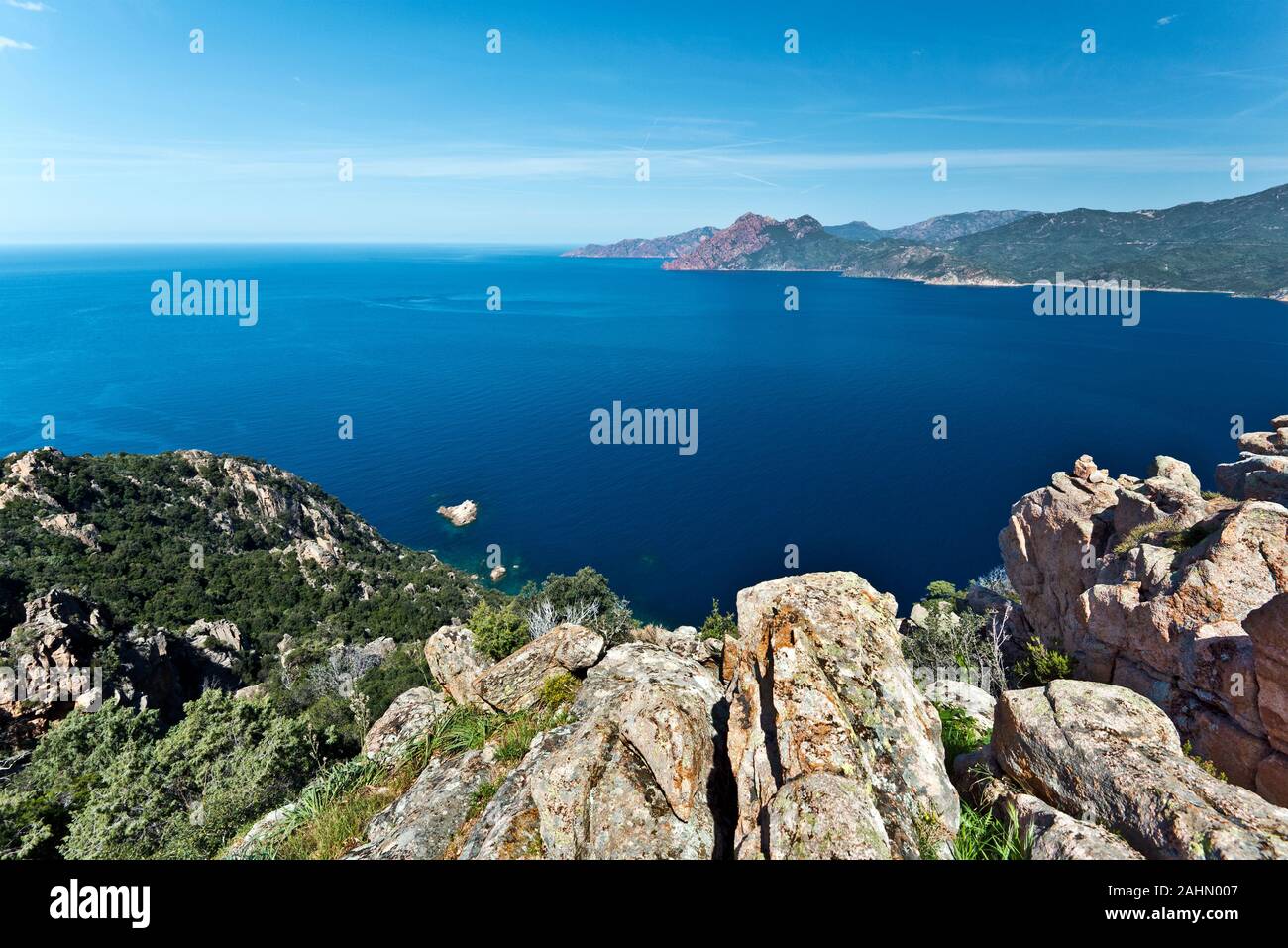Blick auf den Golf von Porto auf Korsika Mittelmeer Küste, von Calanques de Piana, magmatischen Gesteinen im Vordergrund gesehen, Porto, Corse-du-Sud, Frankreich Stockfoto