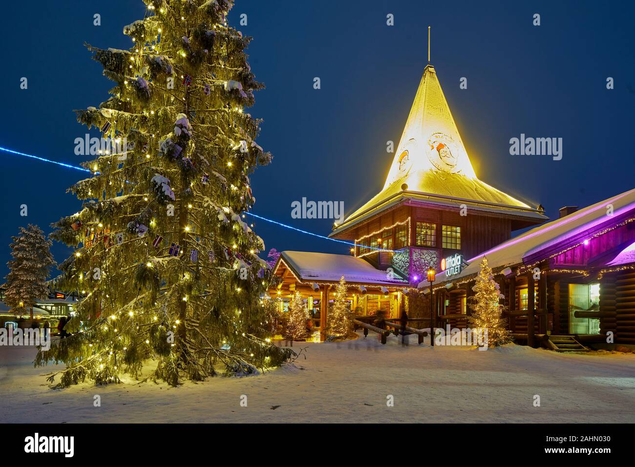 Finnische Rovaniemi eine Stadt in Finnland und der Region Lappland, Santa Claus Village mit dem blauen Licht, die den Polarkreis Stockfoto