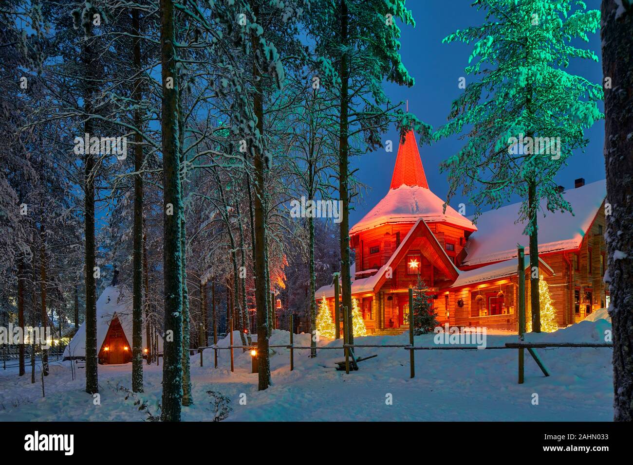 Finnische Rovaniemi eine Stadt in Finnland und der Region Lappland, Santa Claus Village Frau Claus Weihnachten Hütte im Wald bei Nacht Stockfoto