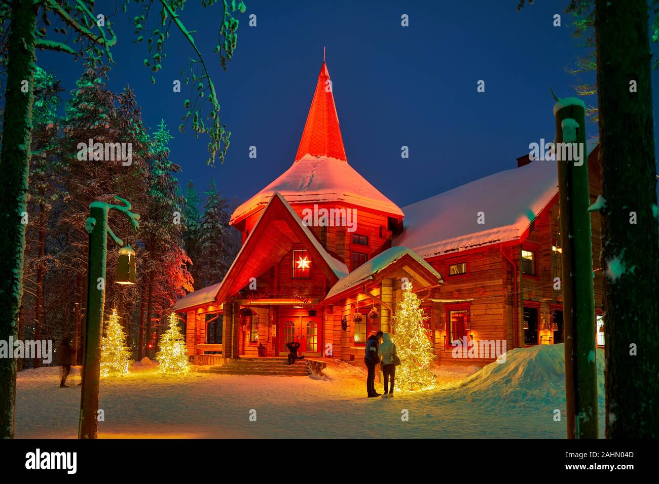 Finnische Rovaniemi eine Stadt in Finnland und der Region Lappland, Santa Claus Village Frau Claus Weihnachten Hütte im Wald bei Nacht Stockfoto