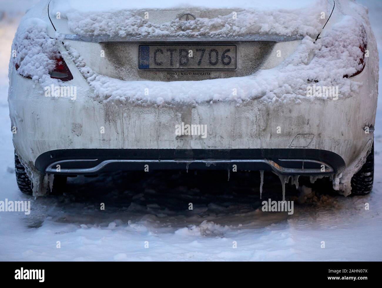 Finnische Rovaniemi eine Stadt in Finnland und der Region Lappland, Mercedes-Benz C-Klasse wieder dreckig und gefrorenen Schnee schmutzig, verspätet Stockfoto