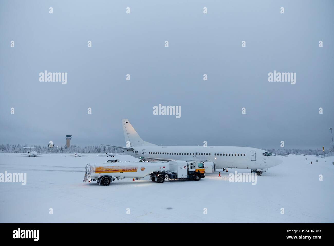 Finnische Rovaniemi eine Stadt in Finnland und der Region Lappland, F-GIXT Boeing 737-39 M in der Ebene weiße Lackierung für französische ASL Airlinesbeing Kraftstoffe auf dem Stockfoto