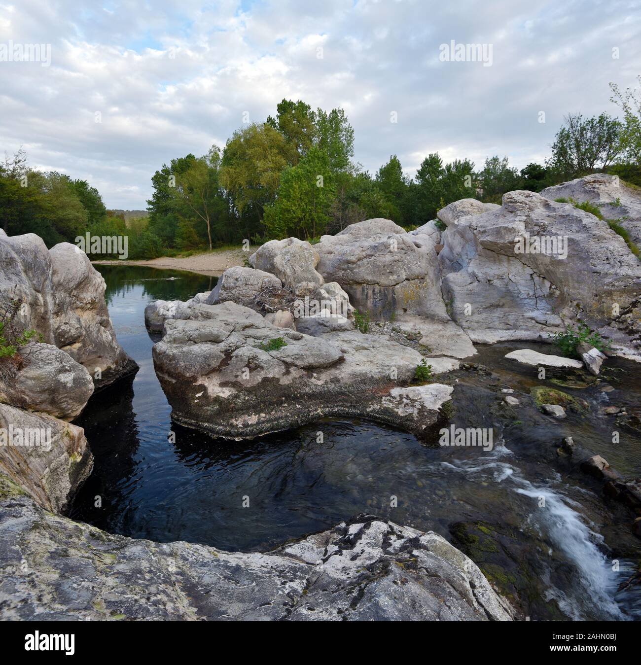 HDR-Bild von unglaublicher Wasserlauf von La Cesse Fluss im französischen Departement Herault, dem Fluss, in der Nähe von Agel Dorf durch felsiges Labyrinth, Stockfoto