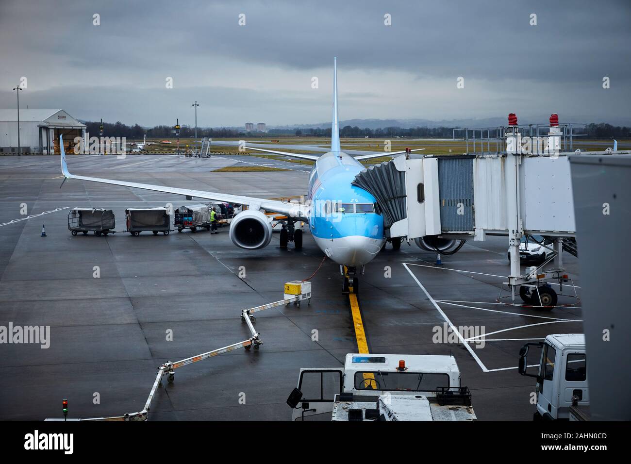 TUI 737 800 von Boeing auf ein Tor am Flughafen Glasgow in Schottland Stockfoto
