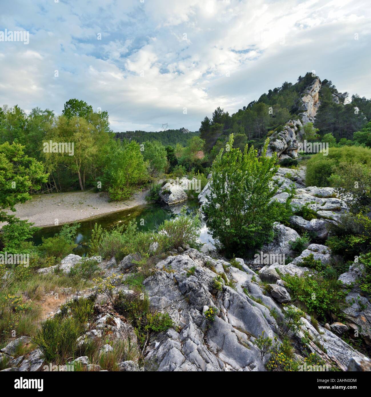 Wasserlauf von La Cesse Fluss im französischen Departement Herault, dem Fluss, in der Nähe von Agel Dorf durch felsiges Labyrinth, die Waschbecken, Langue Stockfoto