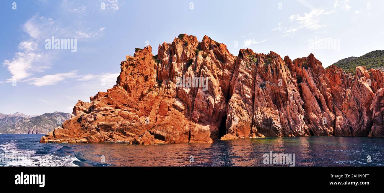 Panoramablick auf Magmatische senkrechter Felsen der Calanques de Piana Porto Bay von Korsika Insel vom Boot aus, Corse-du-Sud, Frankreich Stockfoto