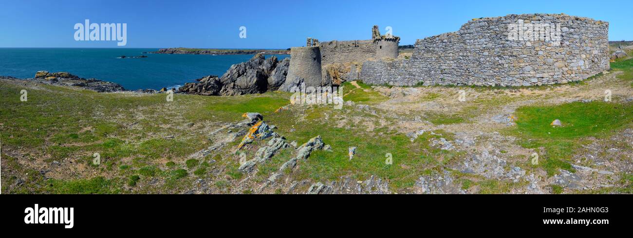 Die Ruinen der alten mittelalterlichen Burg der Insel von Yeu machen einen Teil der wilden Küste im Süden der Insel Yeu, Atlantik ist an der linken Hintergrund. Frankreich, Ve Stockfoto