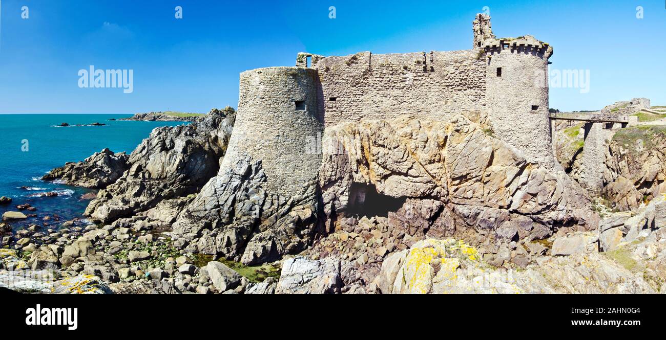 Die Ruinen der alten mittelalterlichen Burg der Insel von Yeu machen einen Teil der wilden Küste im Süden der Insel Yeu, Atlantik ist an der linken Hintergrund. Frankreich, Ve Stockfoto