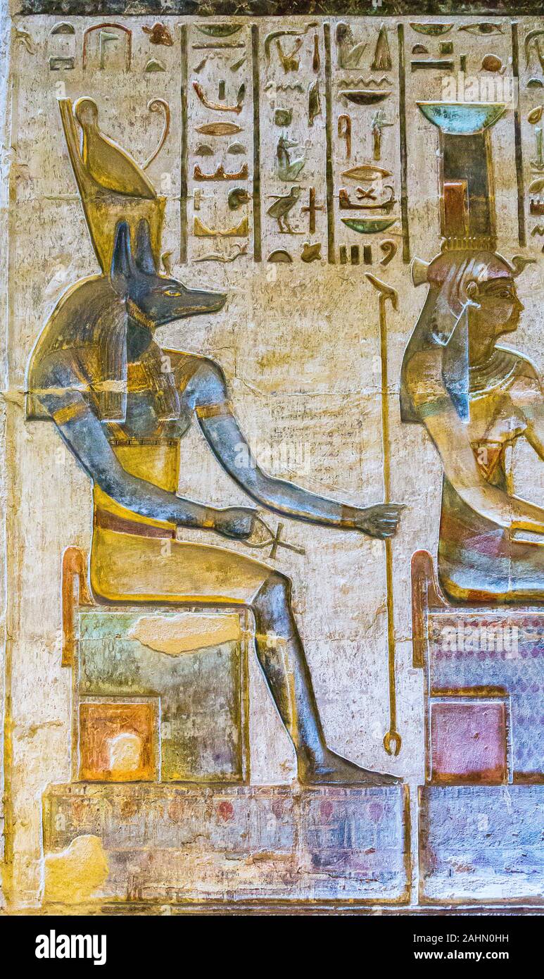 UNESCO Welterbe, Theben in Ägypten, ptolemäischen Tempel von Deir el-Medineh. Die Göttin Nephthys und den Gott Anubis Sitz auf Thronen. Stockfoto