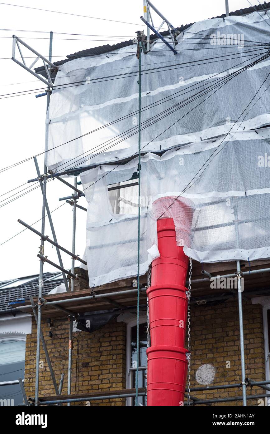 Ein eingerüstet Haus mit einem temporären Dach und planen die Open House, während ein neues Dach gebaut wird, zu schützen. Stockfoto