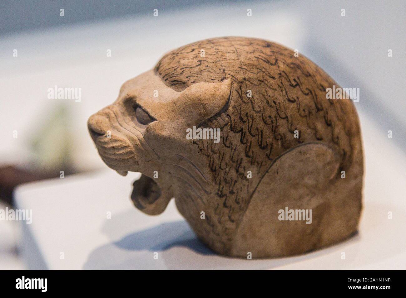 Ausstellung "Das Reich der Tiere im Alten Ägypten", im Jahr 2015 durch das Louvre Museum organisiert. Kopf von einem brüllenden Löwen, Spätzeit, Kalkstein, E 22722. Stockfoto