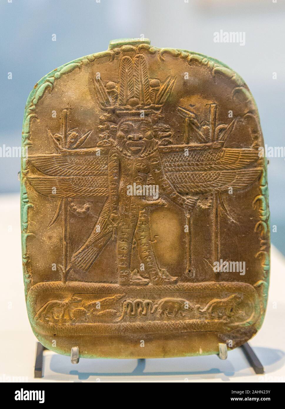 Ausstellung "Das Reich der Tiere im Alten Ägypten", im Jahr 2015 durch das Louvre Museum organisiert. Magische Stele, Horus controlling wilde Tiere. Stockfoto