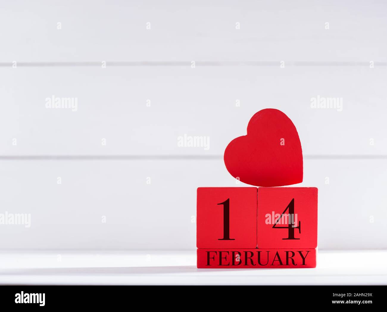 Februar 14 Buchstaben auf rotem Holz- Kalender Stockfoto